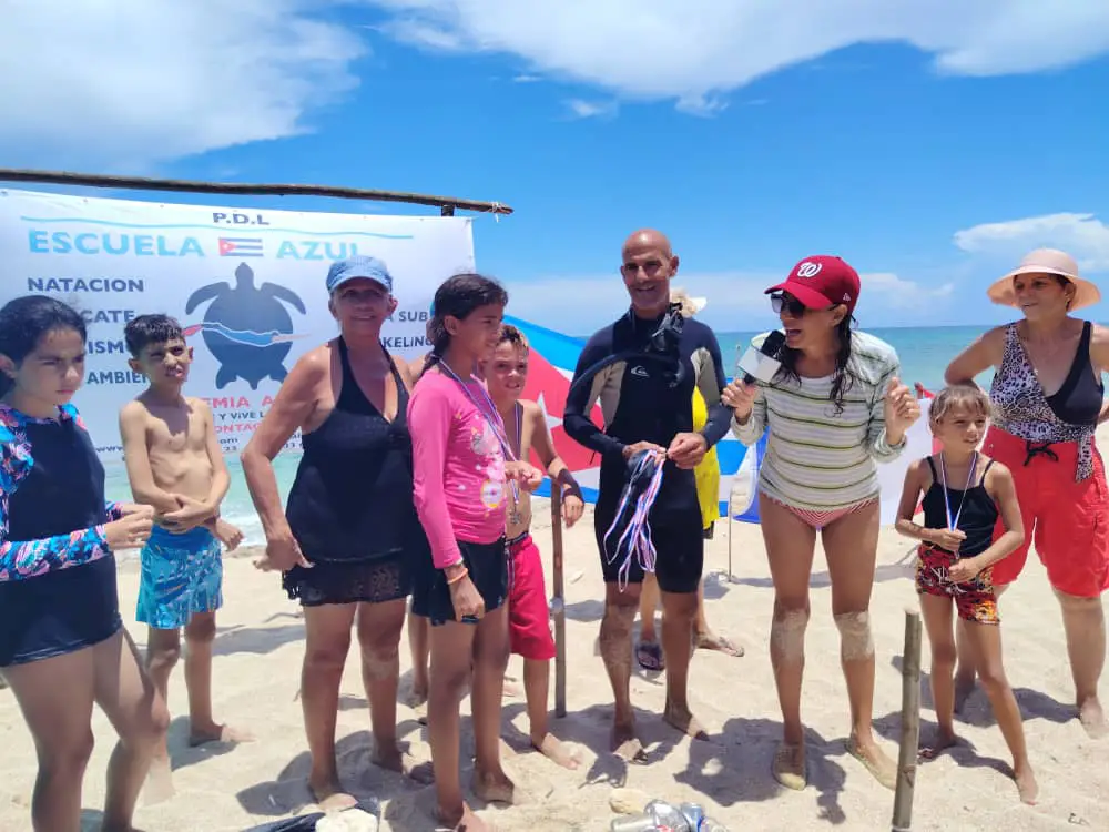 Entrega de medallas a los niños del programa.