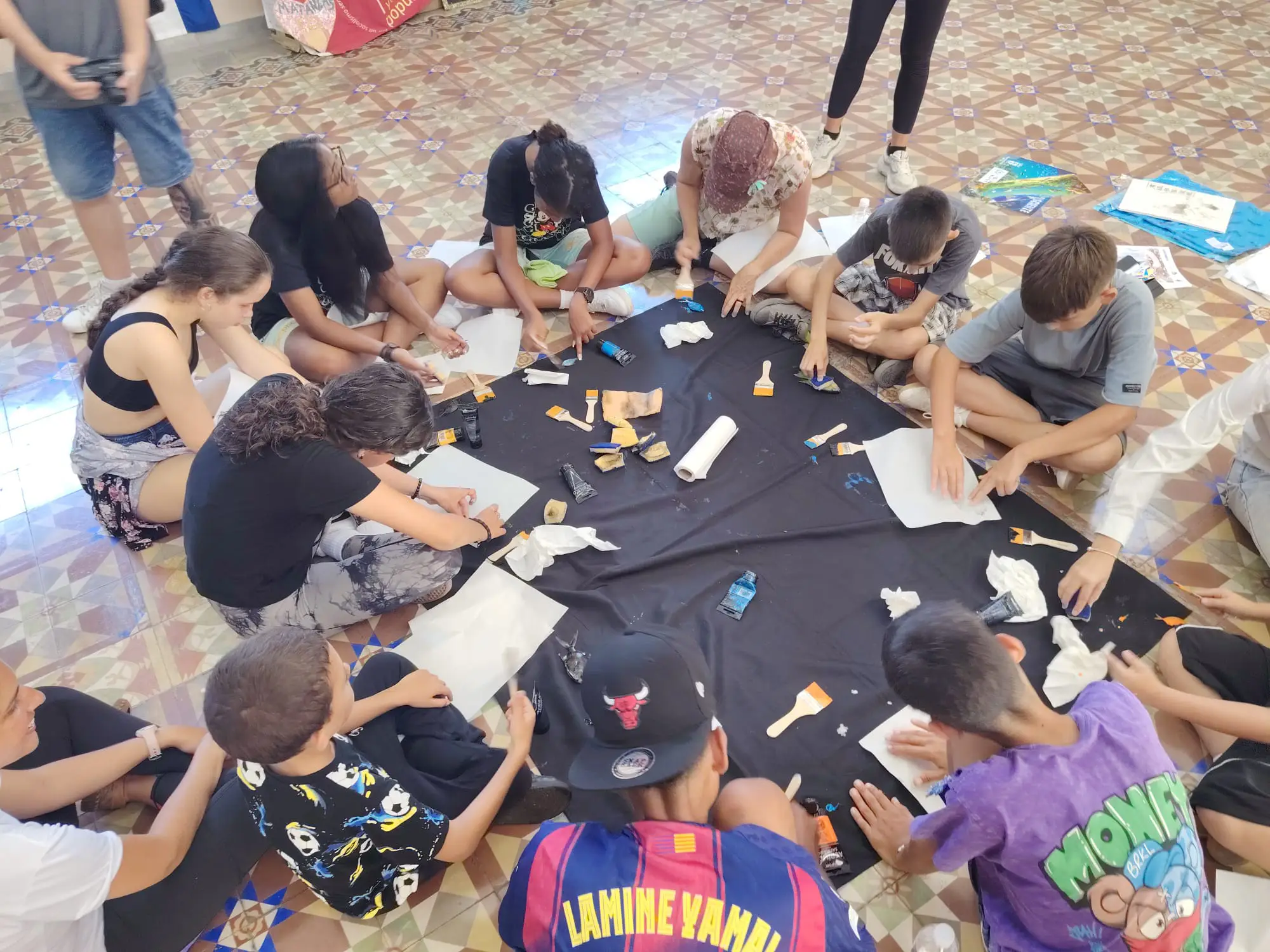 Dinámica grupal durante una sesión de educación ambiental.