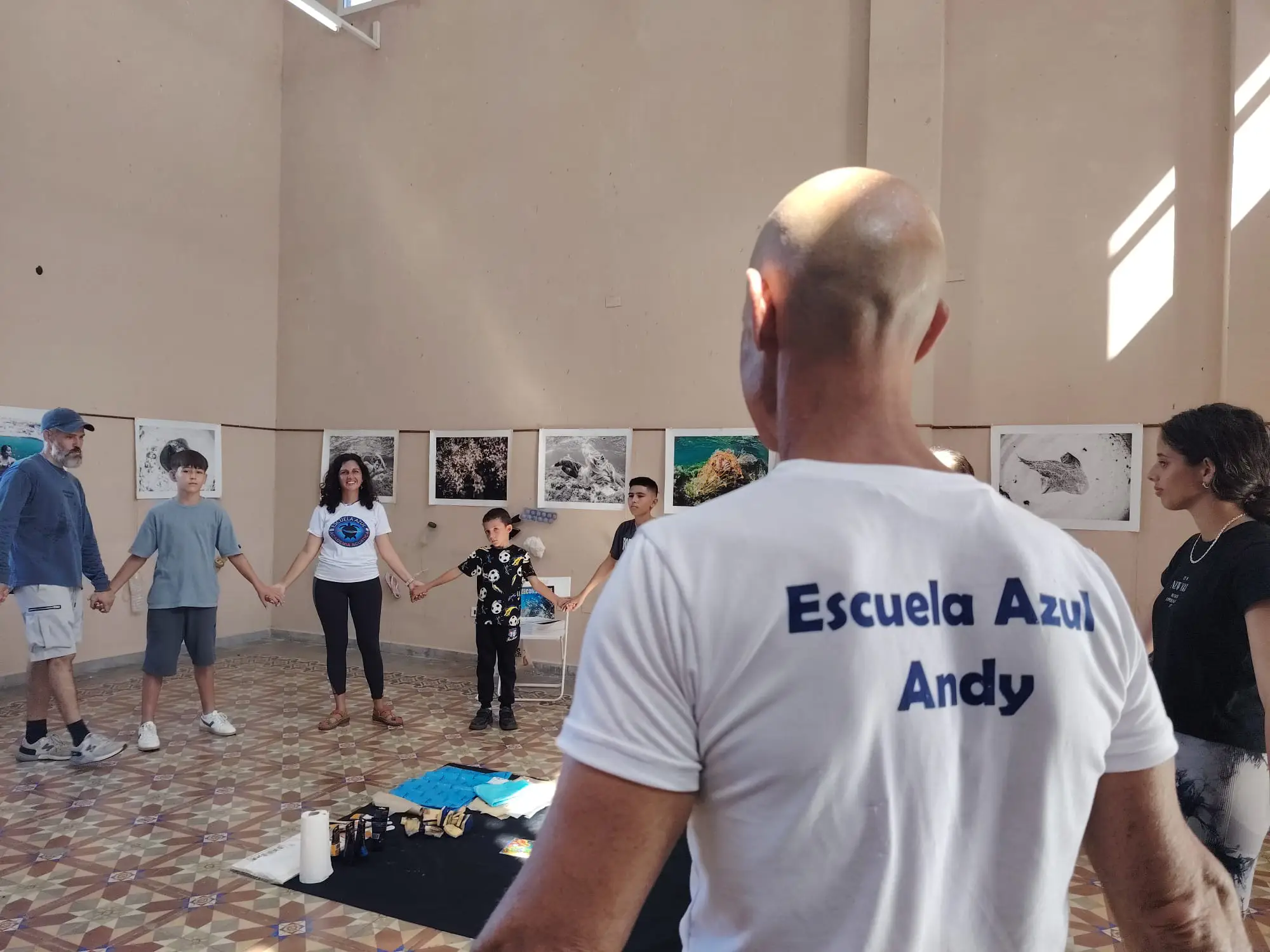 Andy dirige una dinámica grupal de educación ambiental.