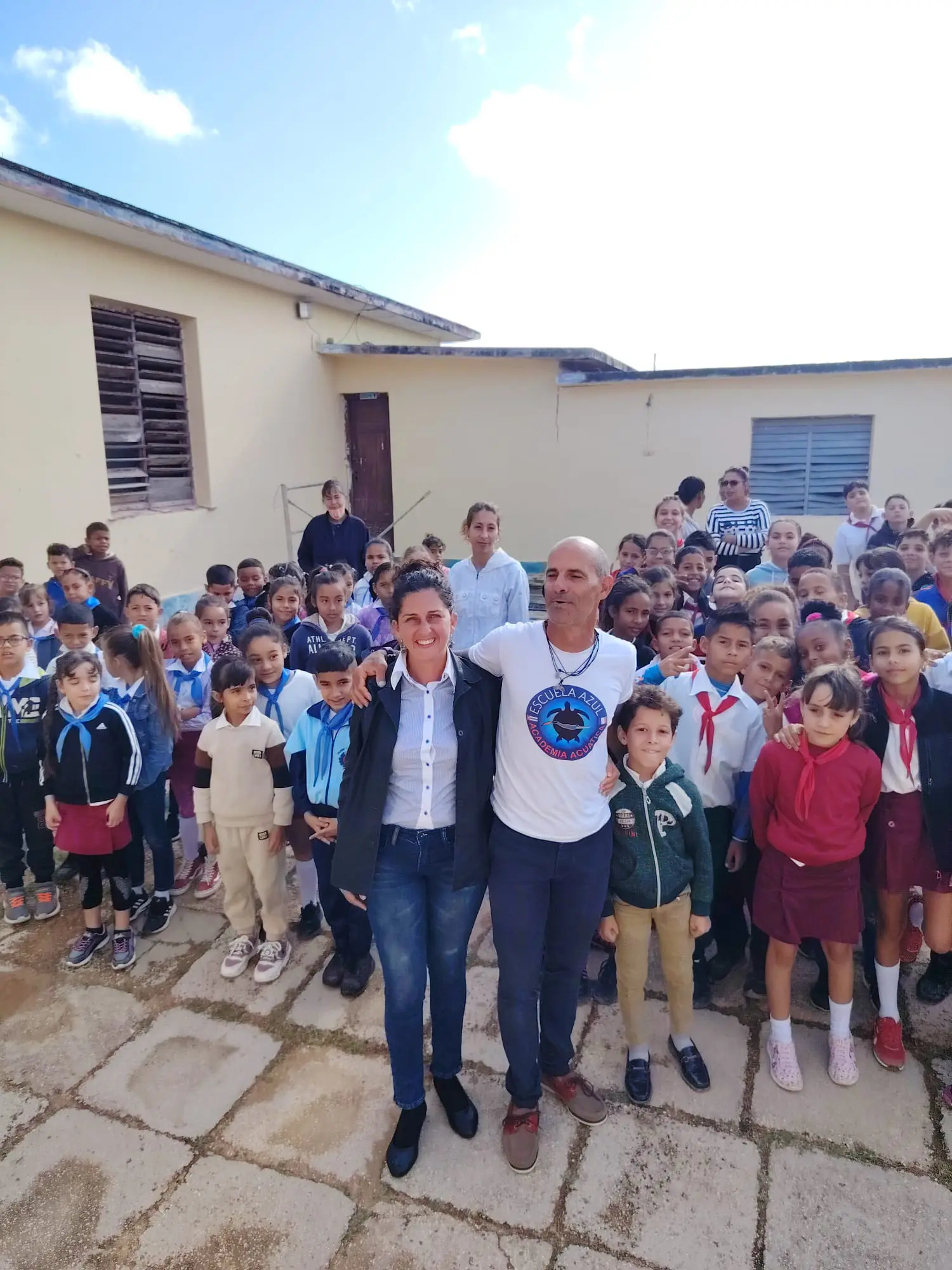 Visita de Escuela Azul a una escuela primaria cubana.