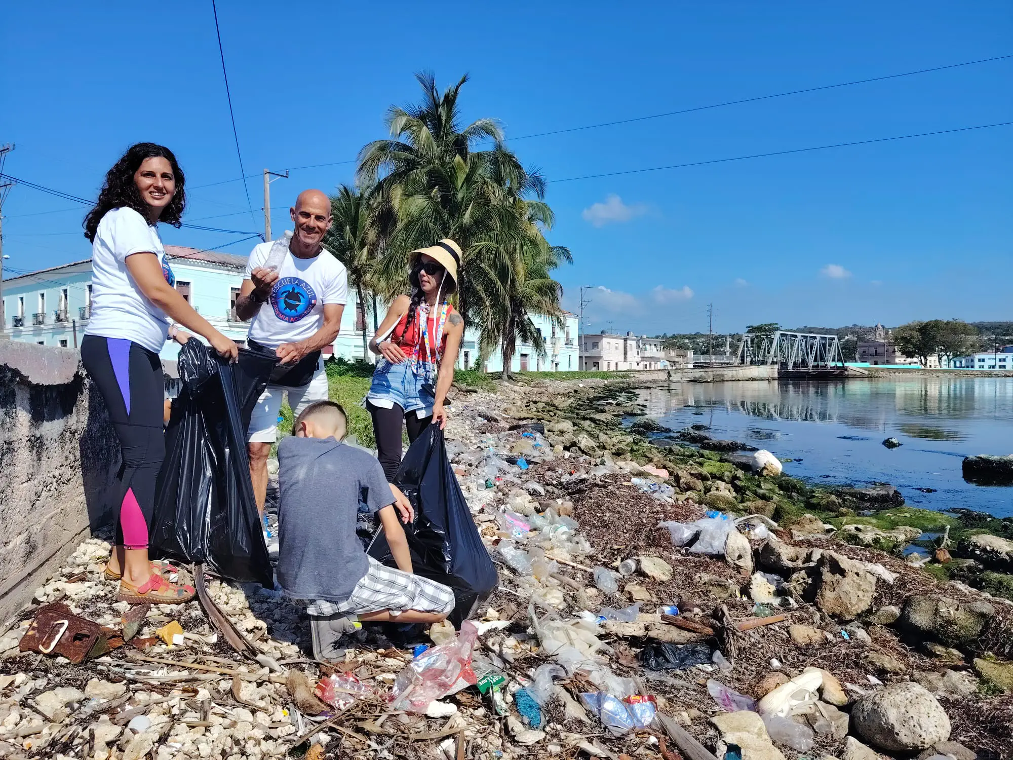 Jornada de limpieza costera con voluntarios de Escuela Azul.