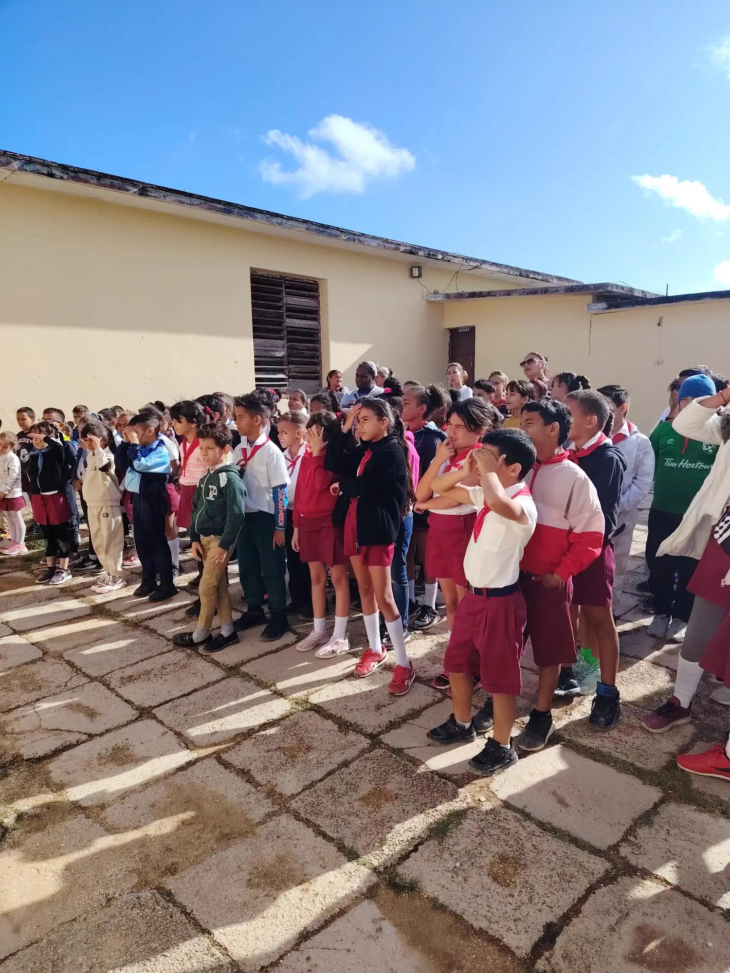 Niños de la comunidad durante una actividad al aire libre.
